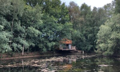 Cabane perchée au bord de l’étang