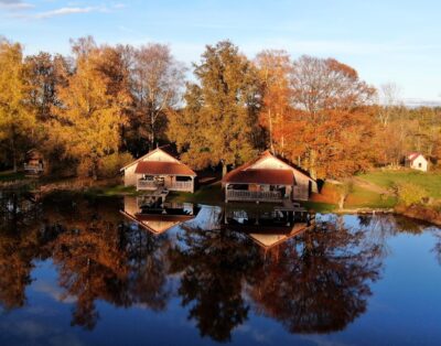 Gîte spacieux de 70 m² avec accès direct à un ponton de pêche privé  (droite)