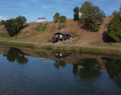 Magnifique chalet en bordure de Meuse avec étang privé