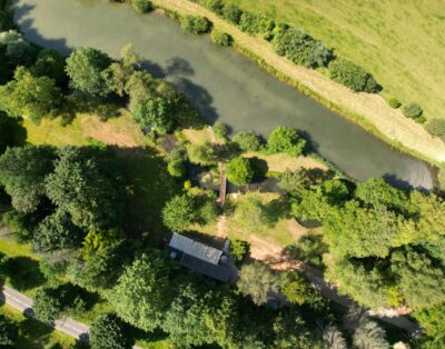 Gîte tout confort pour des vacances de rêve au cœur de la nature avec étang privé pour la pêche