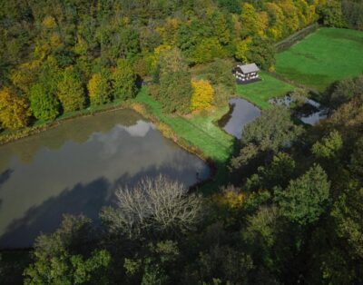 Chalet tout équipé avec étang privé pour les amoureux de la nature