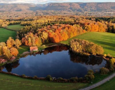 Gîte spacieux de 70 m² avec accès direct à un ponton de pêche privé  (gauche)