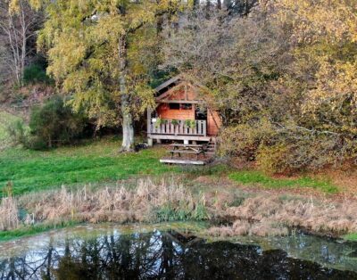 Chalet détente et nature avec étang de pêche et SPA massage