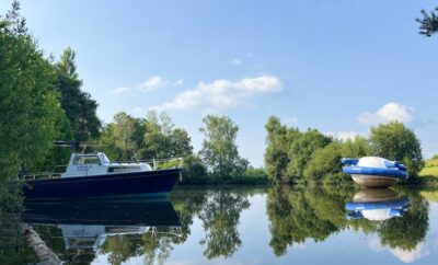 Bateau sur un étang avec ses 3 couchages