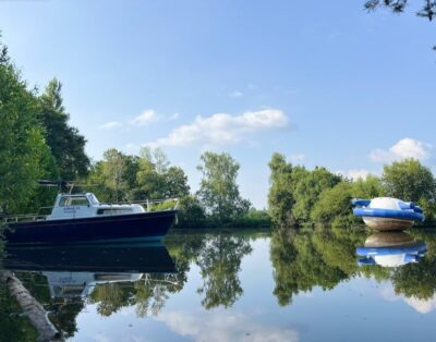 Bateau sur un étang avec ses 3 couchages