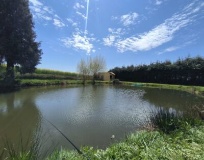 Etang de pêche clos avec petit air de jeux