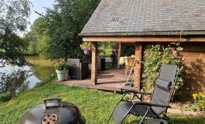 Cabane insolite au bord d’un étang à la campagne