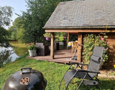 Cabane insolite au bord d’un étang à la campagne