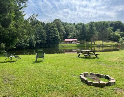 Chalet familial avec étang privé et grand jardin en Auvergne