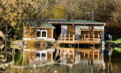 Maison rénovée en bord d’un étang dans un domaine insolite