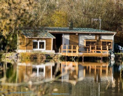 Maison rénovée en bord d’un étang dans un domaine insolite