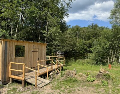 Cabane naturelle au bord de l’étang pour un séjour paisible