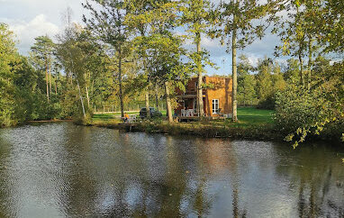 Chalet en bois au bord de trois étangs en Sologne