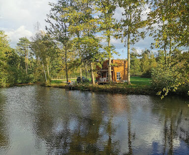 Chalet en bois au bord de trois étangs en Sologne