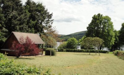 Chalet en bois au bord du lac de Pannecière