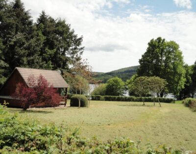 Chalet en bois au bord du lac de Pannecière