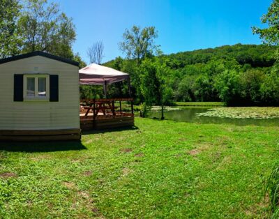 Mobil-home au bord d’un étang de pêche