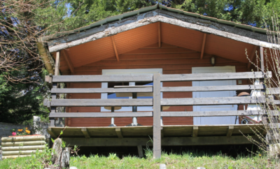 Cabane au coeur de la montagne et devant son étang privé