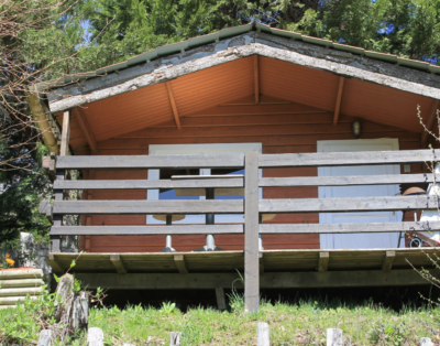 Cabane au coeur de la montagne et devant son étang privé