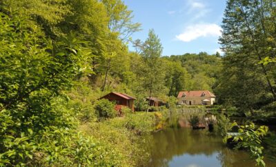 Gîte au bord d’un étang et rivière pour l’été