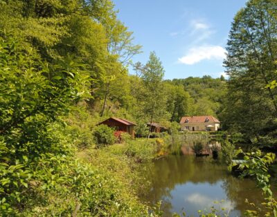 Gîte au bord d’un étang et rivière pour l’été