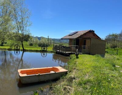 Cabane au bord d’un étang en Haute-Loire