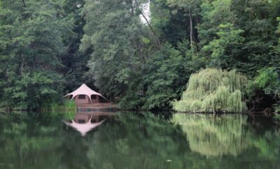 Yourte au cœur d’un parc de deux étangs avec des animaux en liberté