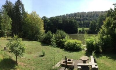 Chalet au bord d’un étang de 2ha  dans le parc naturel des vosges du nord