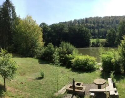 Chalet au bord d’un étang de 2ha  dans le parc naturel des vosges du nord