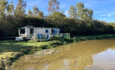 Mobil home en pleine nature avec étang privé et animaux sur la propriété