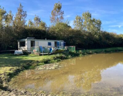 Mobil home en pleine nature avec étang privé et animaux sur la propriété