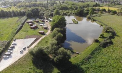 Chalet au bord d’un étang avec alpagas et pêche sportive au coeur du Périgord