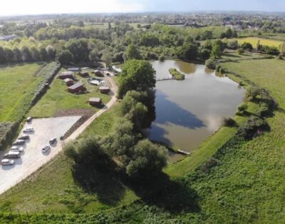 Chalet au bord d’un étang avec alpagas et pêche sportive au coeur du Périgord