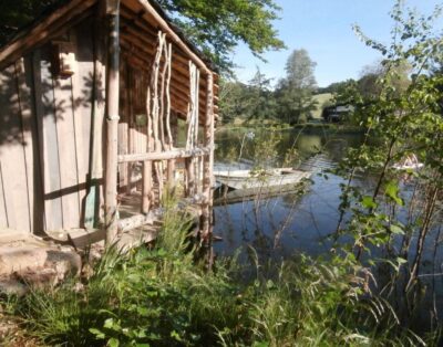 Cabane au bord de l’étang pour une évasion authentique en pleine nature