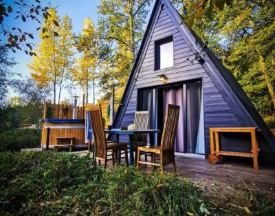 Maison en A au bord d’un étang de pêche