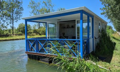 Location péniche bleue au bord d’un canal avec jacuzzi