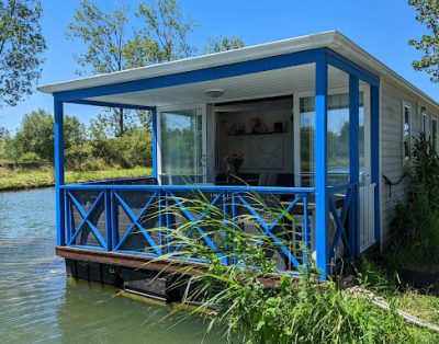 Location péniche bleue au bord d’un canal avec jacuzzi