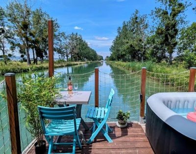 Maison flottante sur un canal avec un jacuzzi