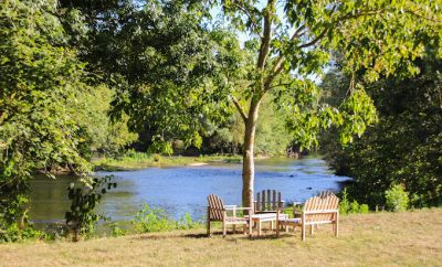 Chambre d’hôte au bord de la rivière avec un étang privé