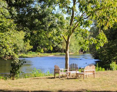 Chambre d’hôte au bord de la rivière avec un étang privé