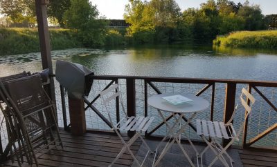 Chalet flottant accosté au port d’un canal à côté de Dijon centre