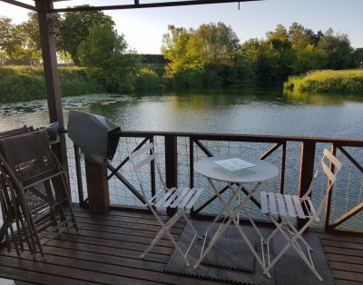 Chalet flottant accosté au port d’un canal à côté de Dijon centre