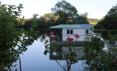 Maison flottante sur un canal pour la pêche