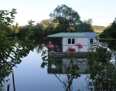 Maison flottante sur un canal pour la pêche