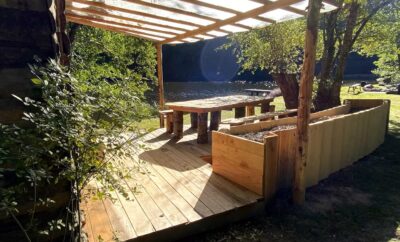 Cabane au bord d’un étang de pêche en pleine forêt