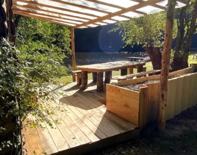 Cabane au bord d’un étang de pêche en pleine forêt