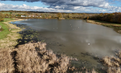 Pêche dans un étang sauvage préservé et très sauvage