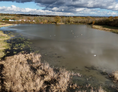 Pêche dans un étang sauvage préservé et très sauvage