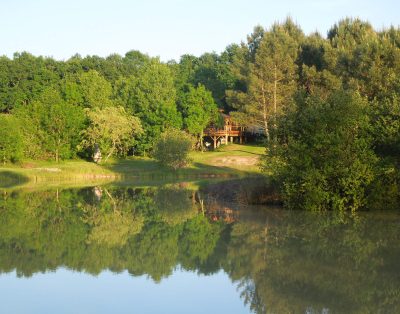 Location de cabane de charme avec son étang privé