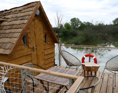 Cabane atypique avec une terrasse ouverte sur l’étang